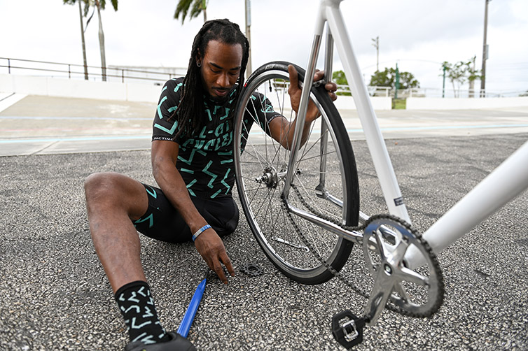 Leo Rodgers rides All-City Thunderdome and fixes tire